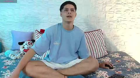 elias_salvatore_ online show from April 16, 9:50 pm