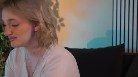 Ellie online show from April 2, 5:37 am