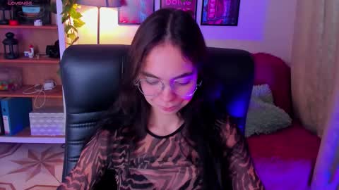 Snapshot of elise_noir chatting on October 17, 4:33 pm Elise online show from October 17, 4:33 pm