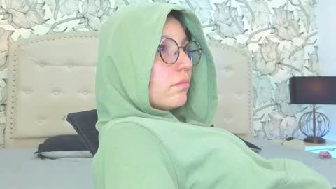 Eliza online show from April 17, 9:50 pm