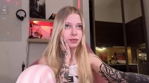 Elizabeth online show from February 3, 9:30 pm