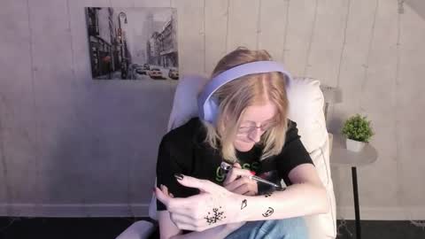 Elizabeth online show from December 3, 1:37 am