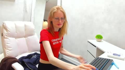 Snapshot of elizabeth_harpper chatting on March 5, 3:07 pm Elizabeth online show from March 5, 3:07 pm