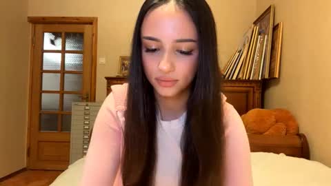 Mia online show from November 26, 3:31 pm