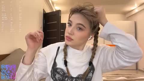 Mia online show from February 24, 5:38 pm