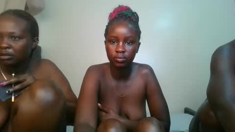 ella3_ online show from June 4, 9:32 pm