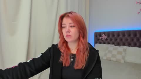Snapshot of ella_mayers chatting on October 15, 12:39 pm Ella Mayers online show from October 15, 12:39 pm