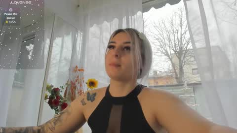 ella_vee online show from March 19, 6:30 am