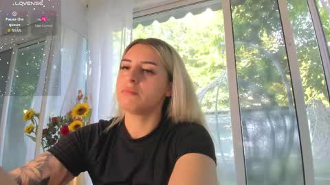 ella_vee online show from June 6, 5:35 am