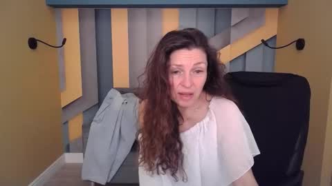 EllaLongs online show from April 5, 11:40 am