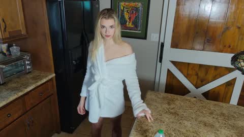 ellalowe online show from April 1, 11:56 pm