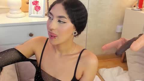 Ella Sanders online show from March 5, 12:30 am