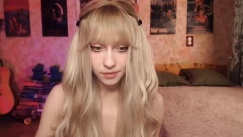 Snapshot of ellie_friendly chatting on March 8, 12:33 am ellie_friendly online show from March 8, 12:33 am