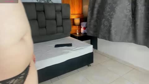 elliedoll_ online show from February 19, 7:57 pm