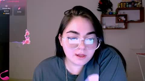 Snapshot of ellies_8 chatting on February 25, 5:51 pm Ellie online show from February 25, 5:51 pm