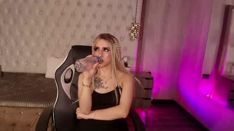 Elodie  online show from April 15, 8:31 pm