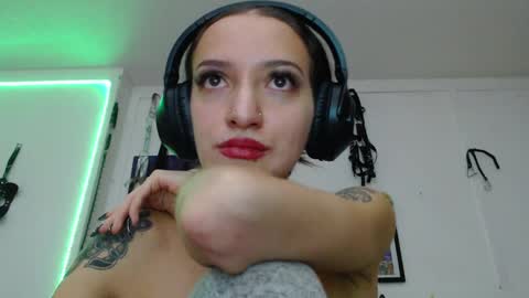 Snapshot of eloise_brown_ chatting on February 9, 1:00 am Chelsea Please help me to reach 100 thumbs up online show from February 9, 1:00 am