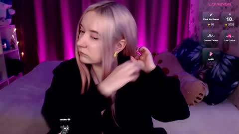 Snapshot of elovinora chatting on December 20, 7:28 pm Ela give me a thumbs up if you like it  and this is important for the development of the account online show from December 20, 7:28 pm