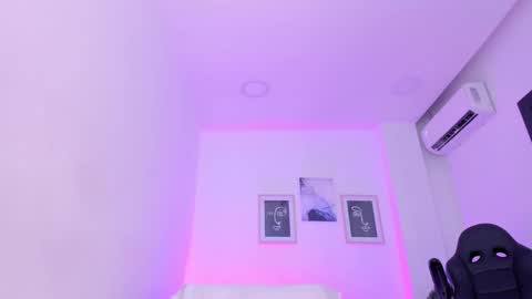 Snapshot of emelie_89 chatting on March 5, 6:23 pm emelie_89 online show from March 5, 6:23 pm