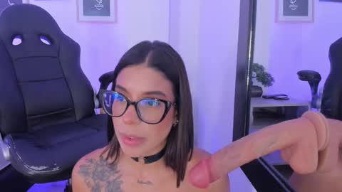 Snapshot of emelie_89 chatting on March 3, 6:24 pm emelie_89 online show from March 3, 6:24 pm