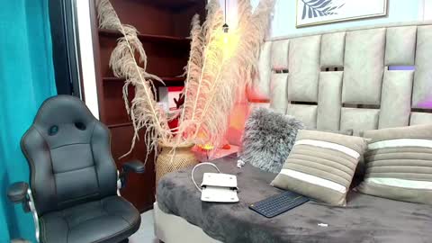 Snapshot of emelie_ch_ chatting on January 20, 9:53 pm Emily  online show from January 20, 9:53 pm