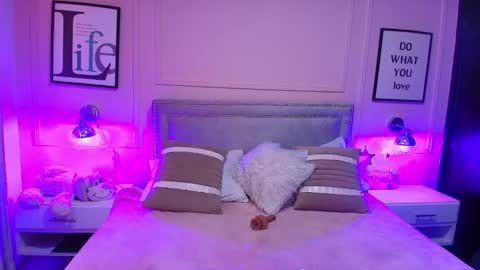 Snapshot of emelie_ch_ chatting on January 12, 11:28 am Emily  online show from January 12, 11:28 am