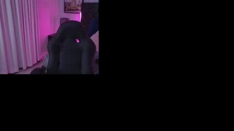 Snapshot of emelie_ch_ chatting on December 7, 11:51 pm Emily  online show from December 7, 11:51 pm