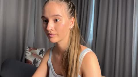 emi__ly online show from March 11, 4:26 am