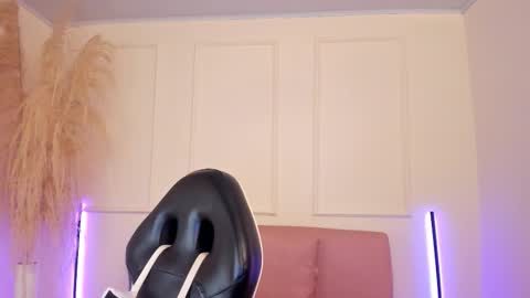 Snapshot of emiilycutex_ chatting on September 25, 12:23 pm online show from September 25, 12:23 pm