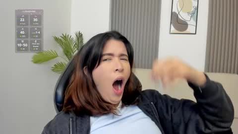 Snapshot of emiilycutex_ chatting on October 14, 12:19 pm online show from October 14, 12:19 pm