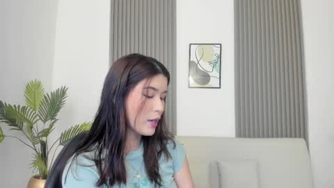 Snapshot of emiilycutex_ chatting on March 3, 12:17 pm online show from March 3, 12:17 pm