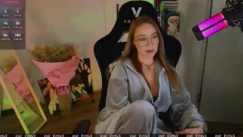 Emili online show from December 5, 3:21 pm