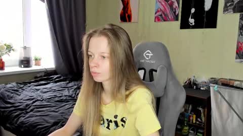 Snapshot of emili_sweet__ chatting on February 26, 9:33 am emili_sweet__ online show from February 26, 9:33 am
