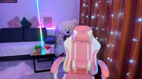 Emiliya online show from December 17, 9:27 am