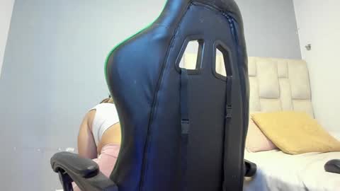 Emi  independent model  online show from December 17, 8:10 pm