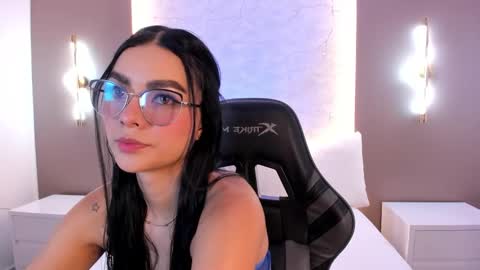 emily_tolson online show from December 22, 7:20 pm