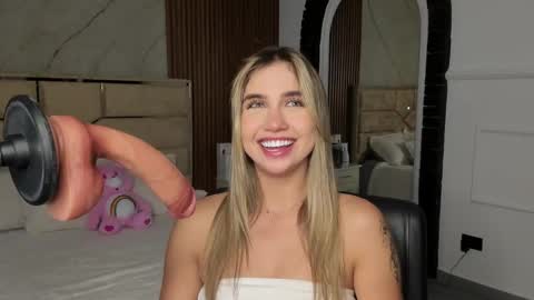 Snapshot of emilyhendrix_ chatting on February 15, 8:54 pm Emily Hendrix online show from February 15, 8:54 pm