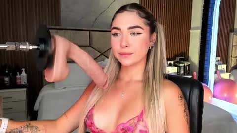 Snapshot of emilyhendrix_ chatting on September 22, 8:35 pm Emily Hendrix online show from September 22, 8:35 pm