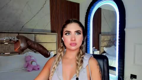 Snapshot of emilyhendrix_ chatting on October 8, 9:32 pm Emily Hendrix online show from October 8, 9:32 pm