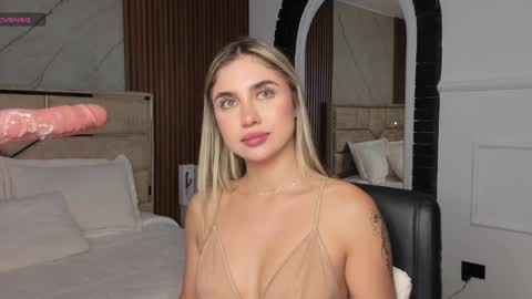 Snapshot of emilyhendrix_ chatting on January 15, 10:57 pm Emily Hendrix online show from January 15, 10:57 pm