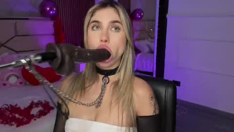 Snapshot of emilyhendrix_ chatting on February 15, 11:58 pm Emily Hendrix online show from February 15, 11:58 pm