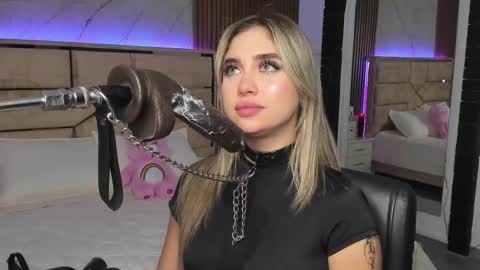 Snapshot of emilyhendrix_ chatting on March 12, 11:12 pm Emily Hendrix online show from March 12, 11:12 pm