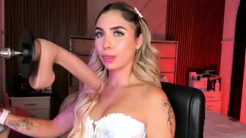 Snapshot of emilyhendrix_ chatting on September 18, 8:46 pm Emily Hendrix online show from September 18, 8:46 pm