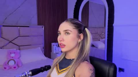 Snapshot of emilyhendrix_ chatting on February 12, 9:01 pm Emily Hendrix online show from February 12, 9:01 pm