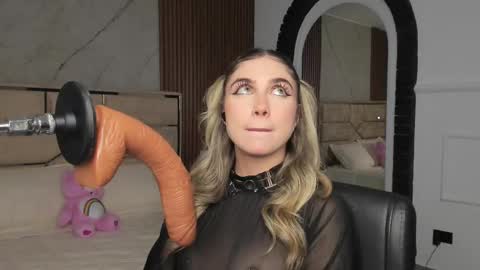 Snapshot of emilyhendrix_ chatting on February 25, 7:38 pm Emily Hendrix online show from February 25, 7:38 pm