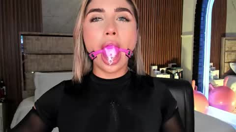 Snapshot of emilyhendrix_ chatting on September 20, 8:56 pm Emily Hendrix online show from September 20, 8:56 pm