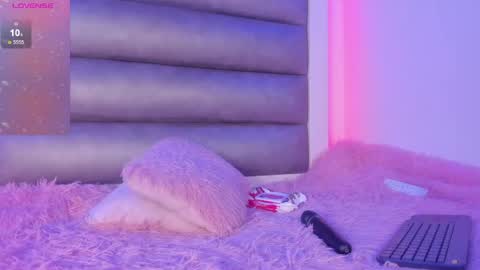 emma__js_ online show from June 5, 6:52 am