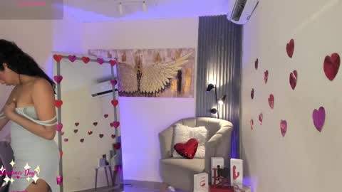 Snapshot of emma_alice_ chatting on February 19, 12:22 pm Alice online show from February 19, 12:22 pm