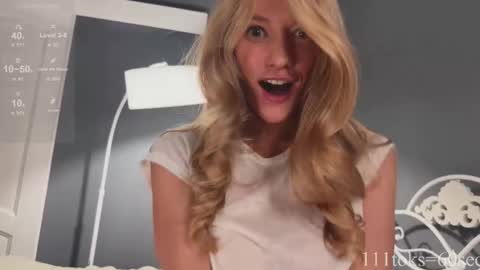 Snapshot of emma_lov2 chatting on October 18, 11:36 am Emma Voss online show from October 18, 11:36 am