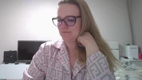 emma_misty_ online show from March 19, 9:09 pm
